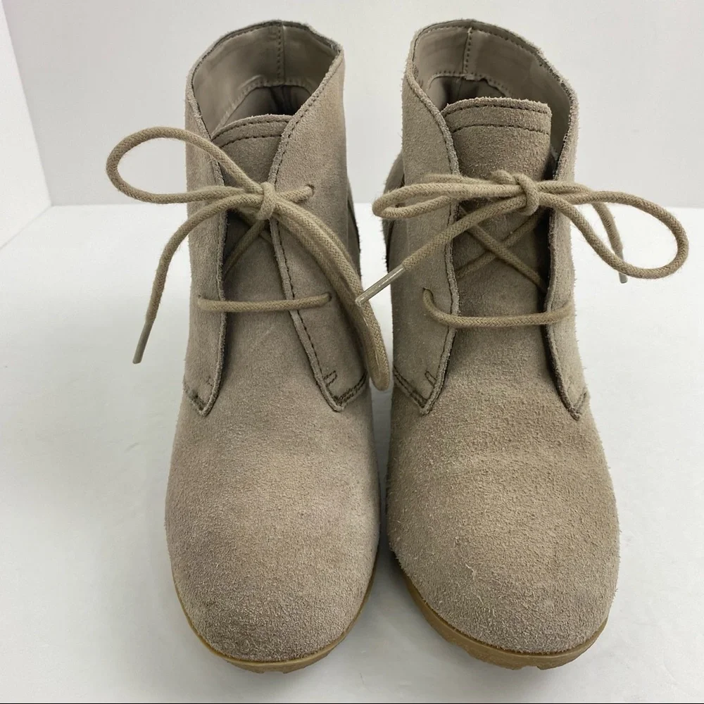 White Mountain size 7.5 Women’s Beige Suede Leather Lace Up Wedge Ankle Booties